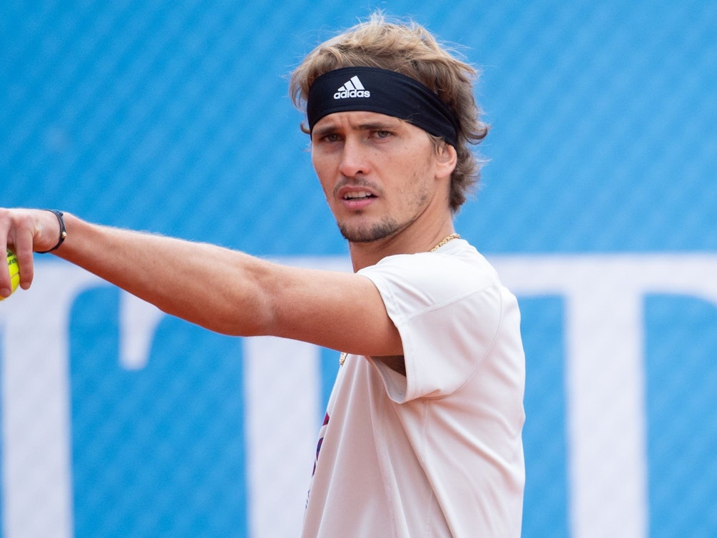 Alexander Zverev gestikuliert auf dem Trainingsplatz.