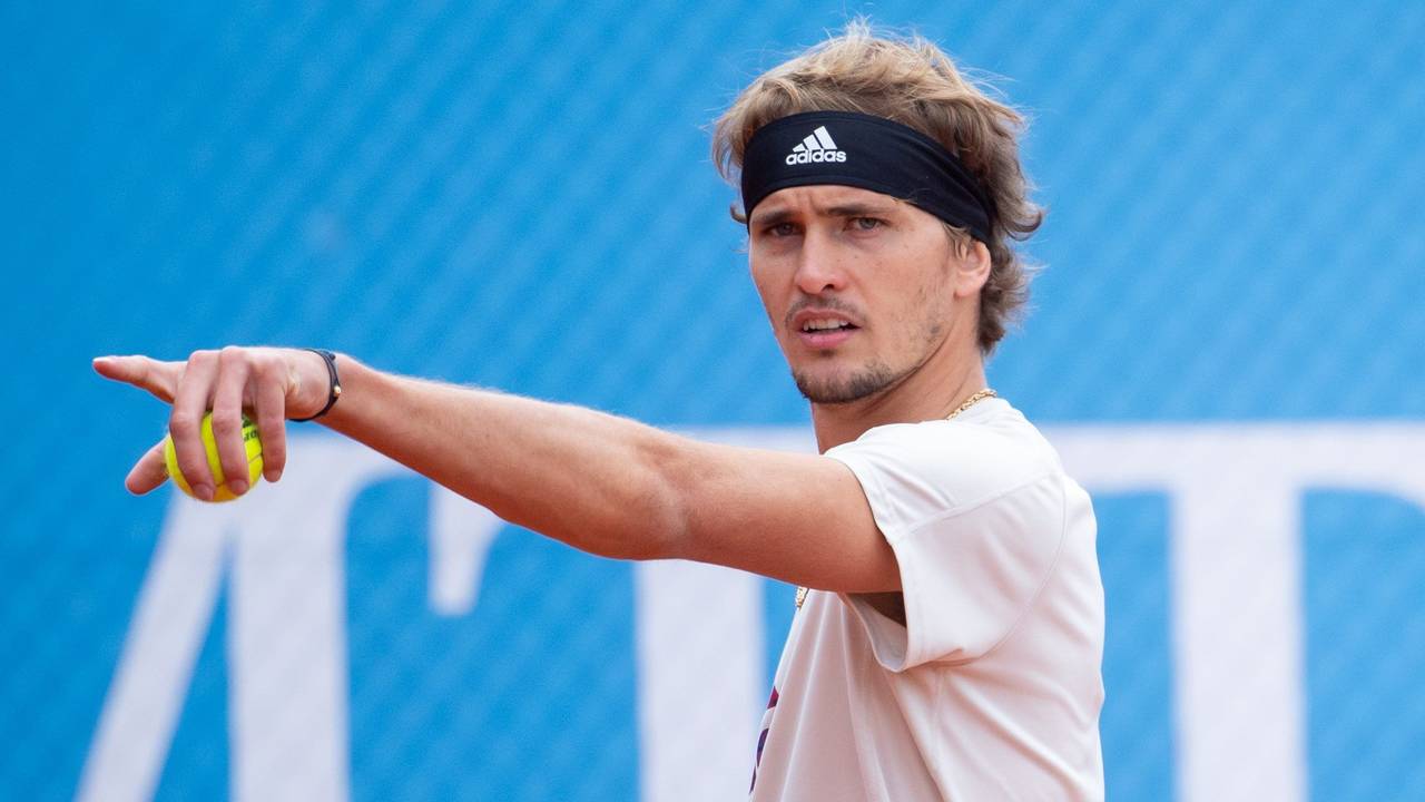 Alexander Zverev gestikuliert auf dem Trainingsplatz.