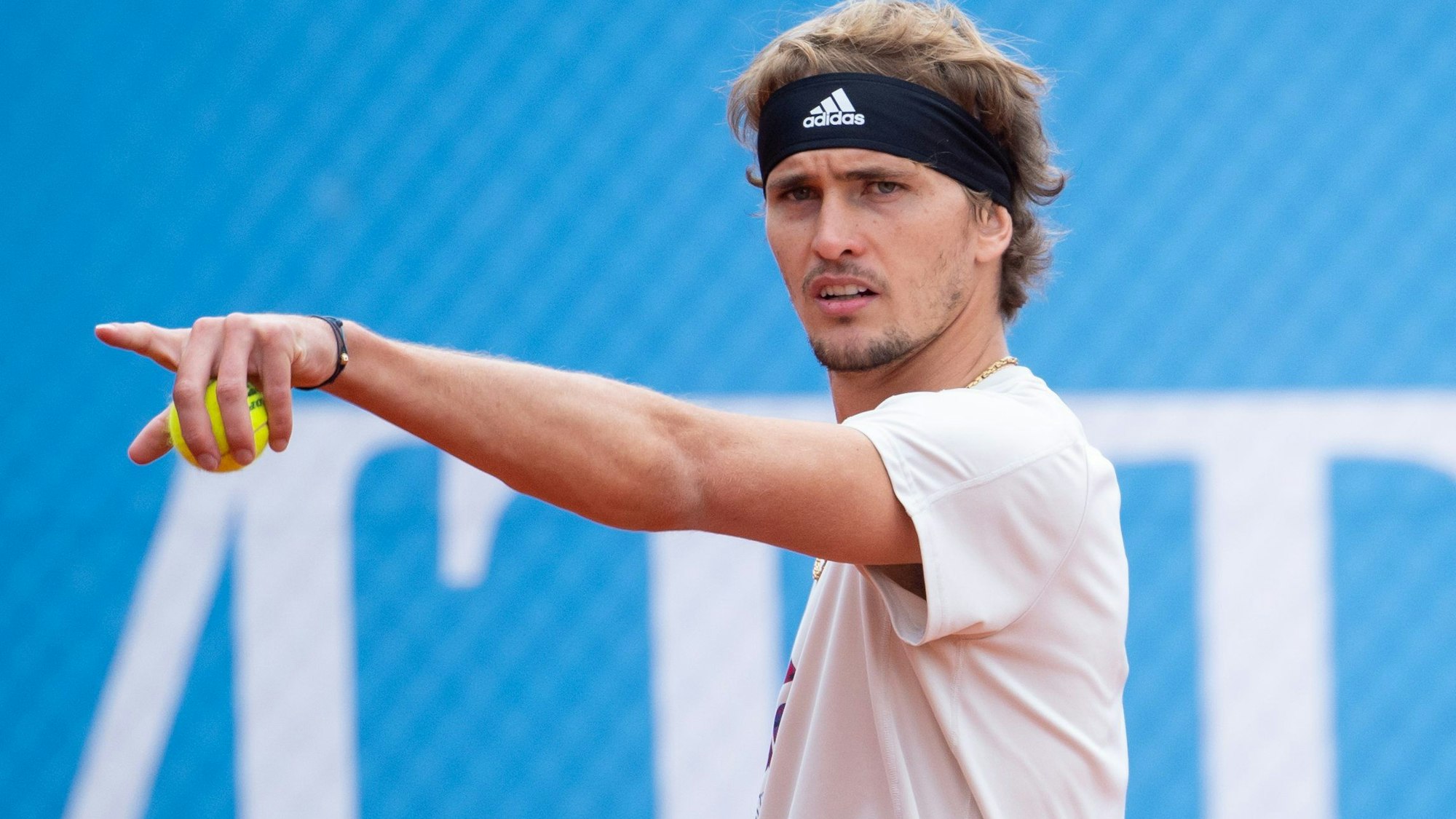 Alexander Zverev gestikuliert auf dem Trainingsplatz.