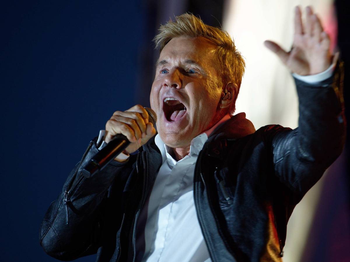 Der Sänger Dieter Bohlen steht beim Schlager-Event "Lieblingslieder" in der Rheinaue in Bonn auf der Bühne.