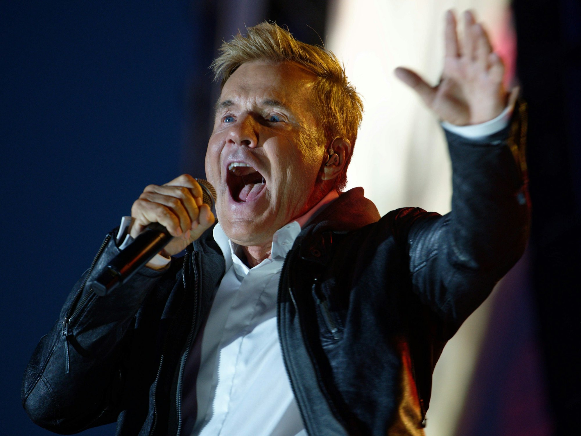 Der Sänger Dieter Bohlen steht beim Schlager-Event "Lieblingslieder" in der Rheinaue in Bonn auf der Bühne.