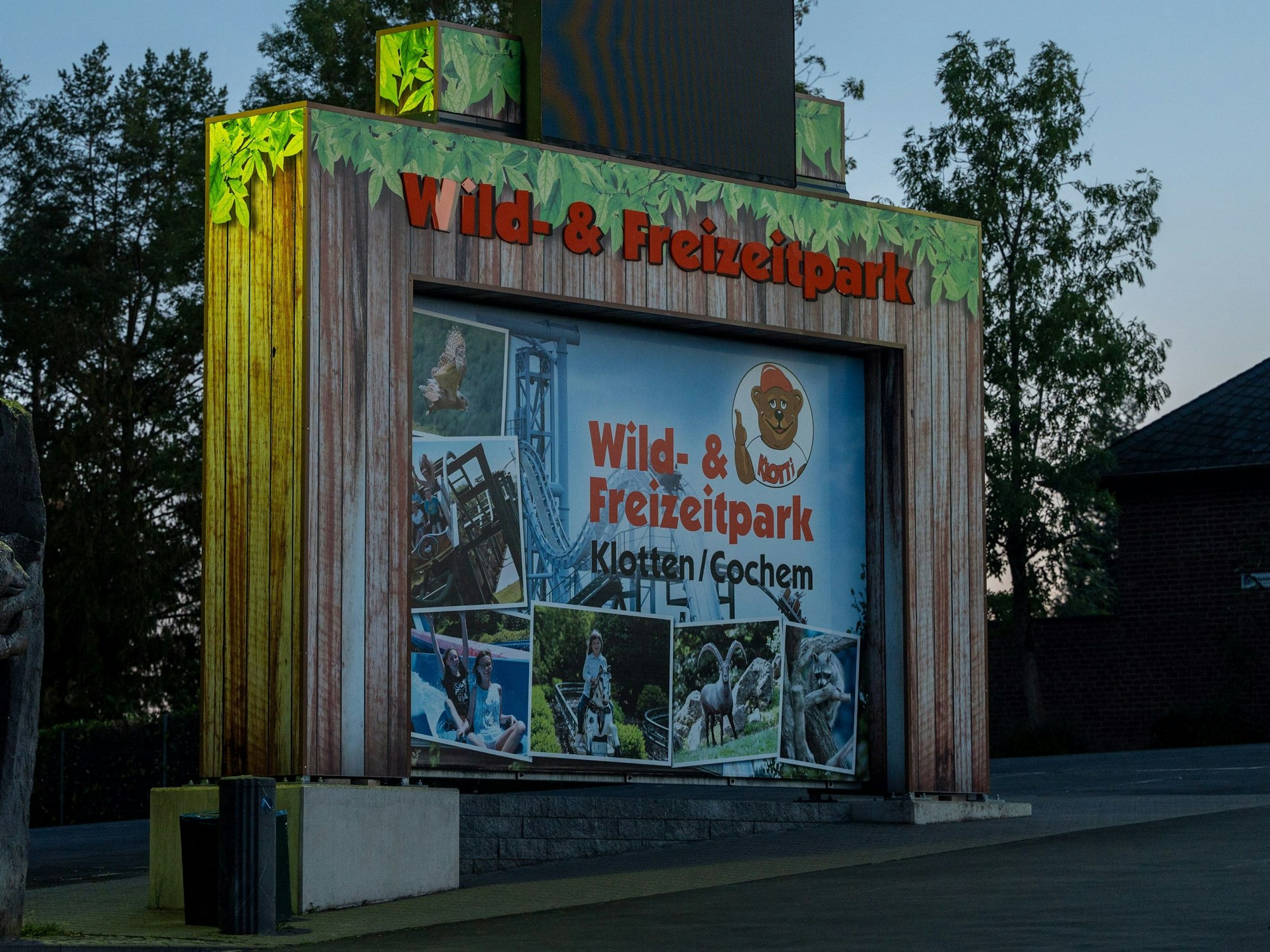 Ein Schild weist auf den Wild- und Freizeitparks hin. Dort ist eine Frau aus dem Saarland auf einer Achterbahn tödlich verunglückt.