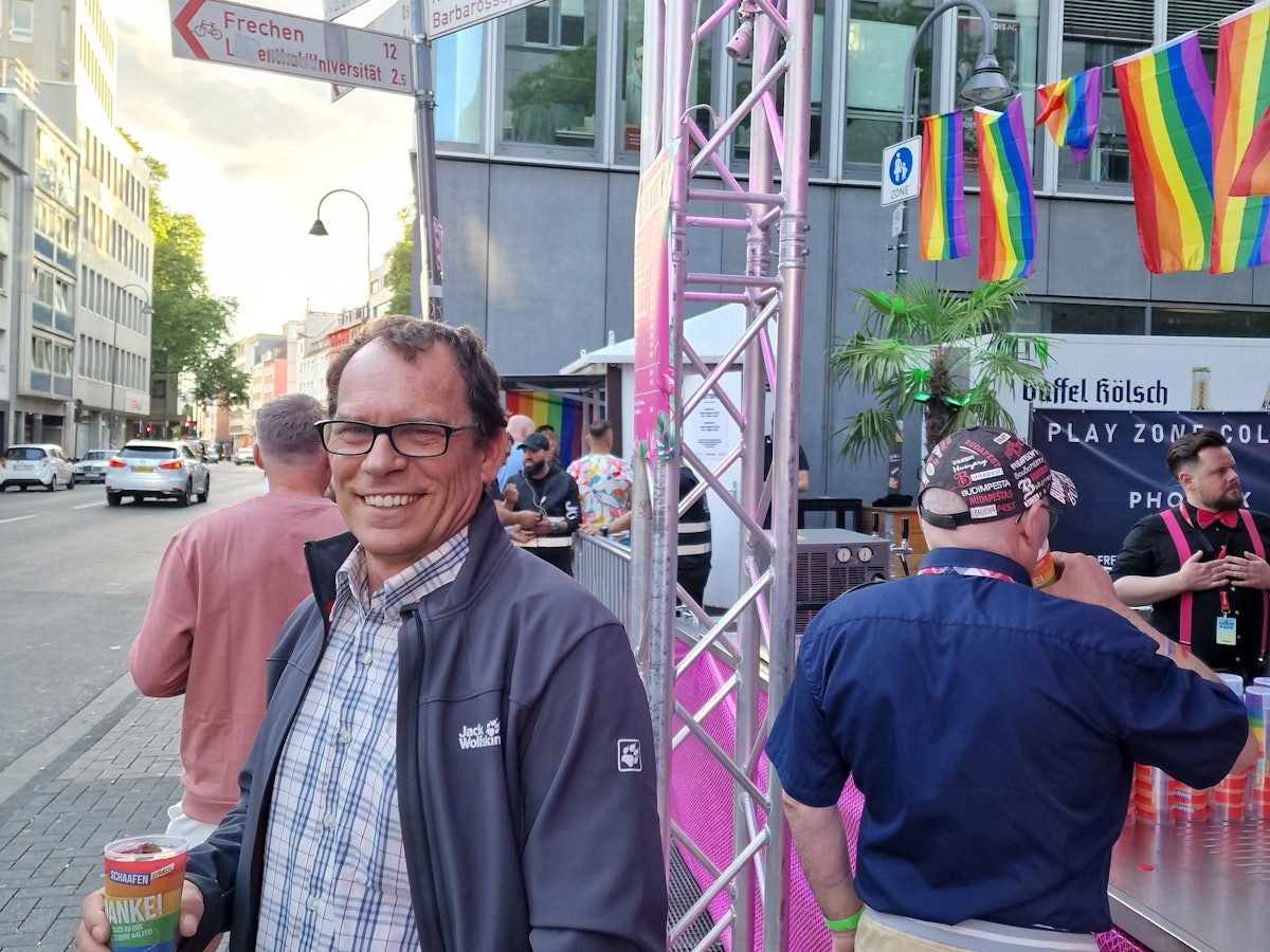 Jan Eysel steht mit Bierdose an einer Straße. Der Mann aus Duisburg ist der Verantwortliche für das Polizei-Video vom CSD in Köln.