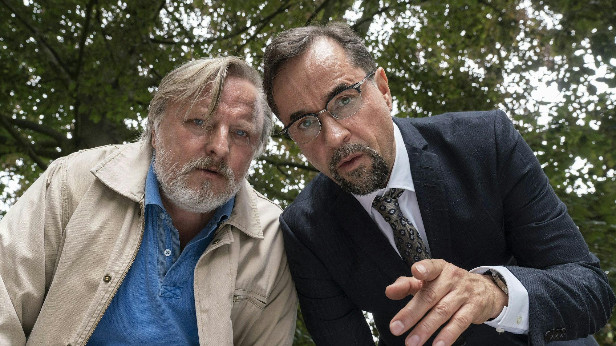 Axel Prahl und Jan Losef Liefers beugen sich in einer „Tatort“-Szene nach vorne.