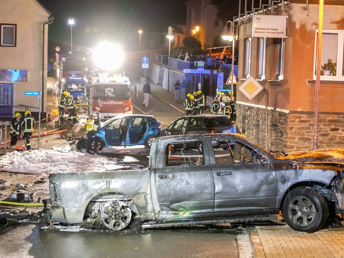 Rettungskräfte arbeiten nach einem Verkehrsunfall in Bernsbach (Sachsen) am 7. August 2022 am Unfallort. Bei dem Unfall mit drei beteiligten Autos wurden elf Menschen verletzt.