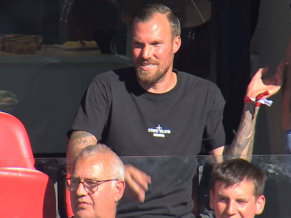 Kevin Großkreutz beim Spiel des 1. FC Köln gegen Schalke 04 auf der Tribüne.
