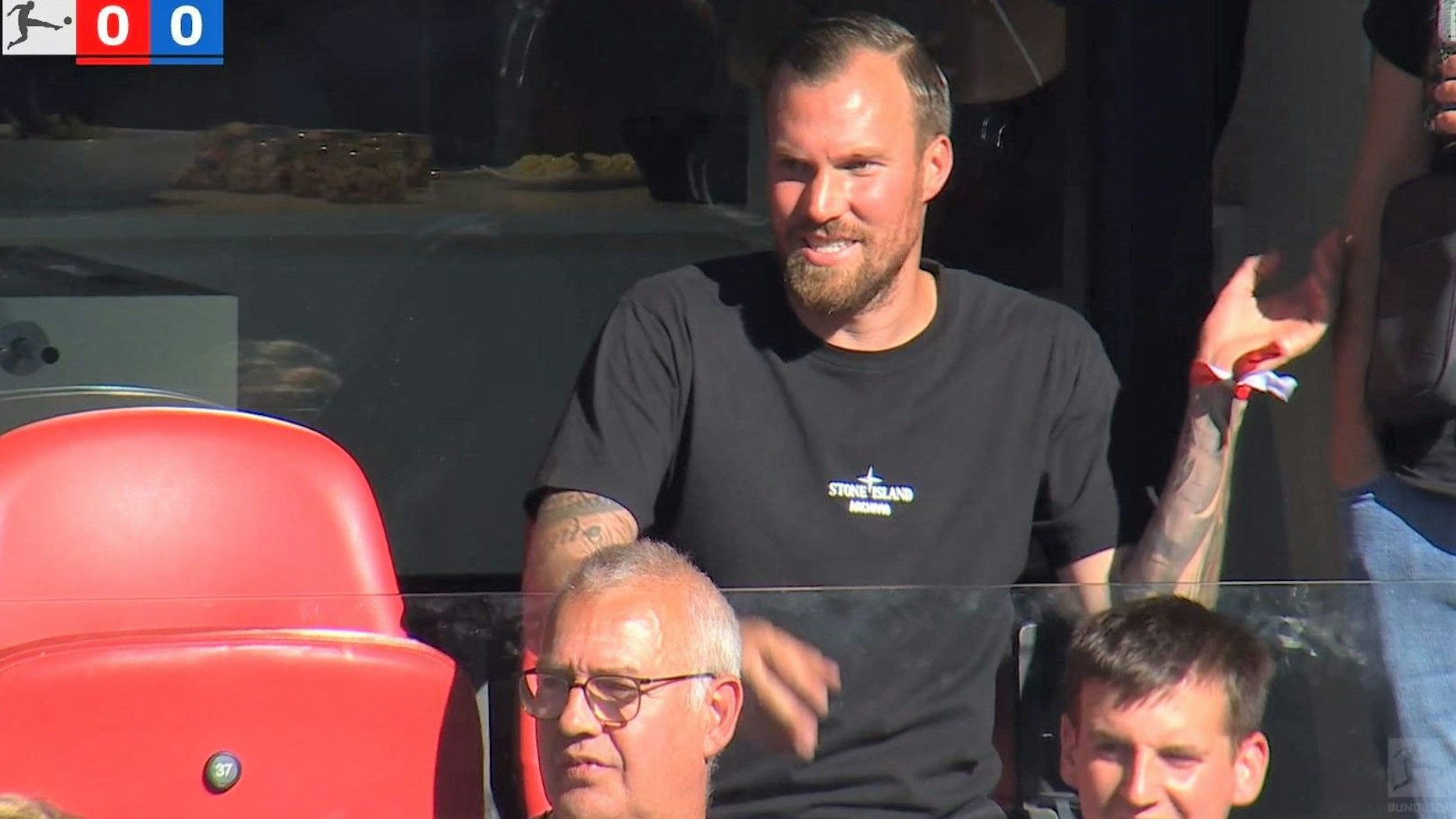 Kevin Großkreutz beim Spiel des 1. FC Köln gegen Schalke 04 auf der Tribüne.