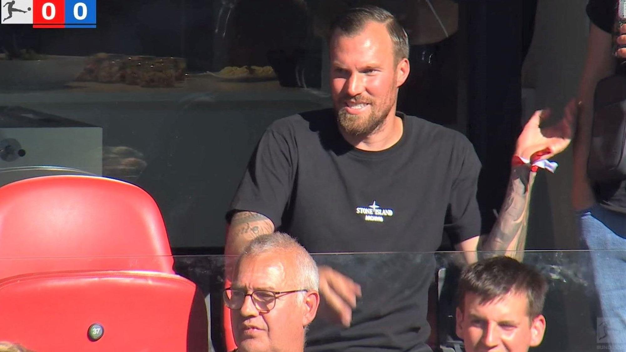 Kevin Großkreutz beim Spiel des 1. FC Köln gegen Schalke 04 auf der Tribüne.