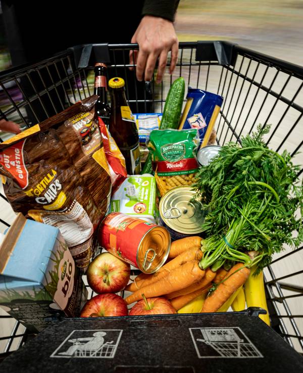 Das Symbolfoto vom 14. April 2021 aus Berlin zeigt einen Einkaufswagen mit verschiedenen Waren aus einem Supermarkt.