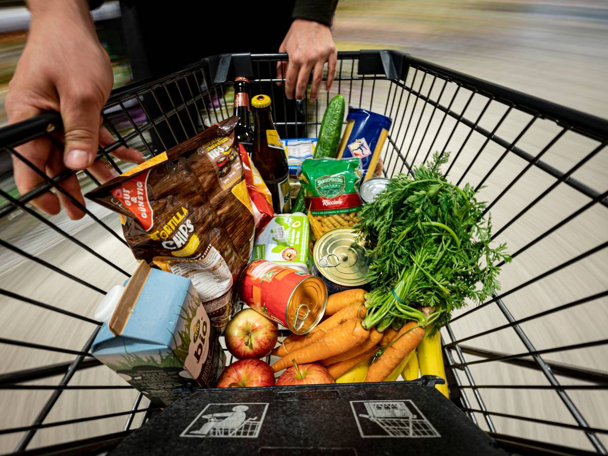 Das Symbolfoto vom 14. April 2021 aus Berlin zeigt einen Einkaufswagen mit verschiedenen Waren aus einem Supermarkt.