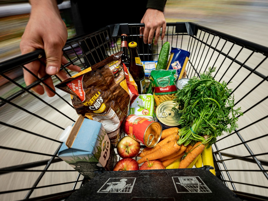 Das Symbolfoto vom 14. April 2021 aus Berlin zeigt einen Einkaufswagen mit verschiedenen Waren aus einem Supermarkt.