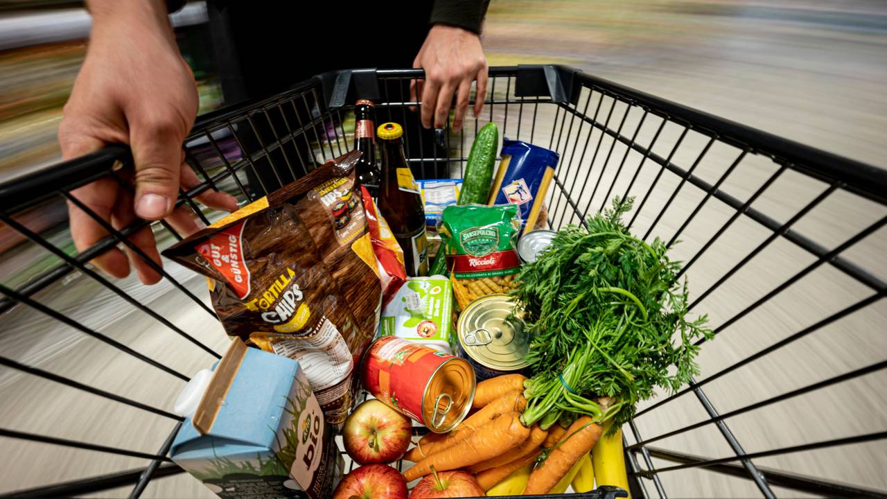 Das Symbolfoto vom 14. April 2021 aus Berlin zeigt einen Einkaufswagen mit verschiedenen Waren aus einem Supermarkt.