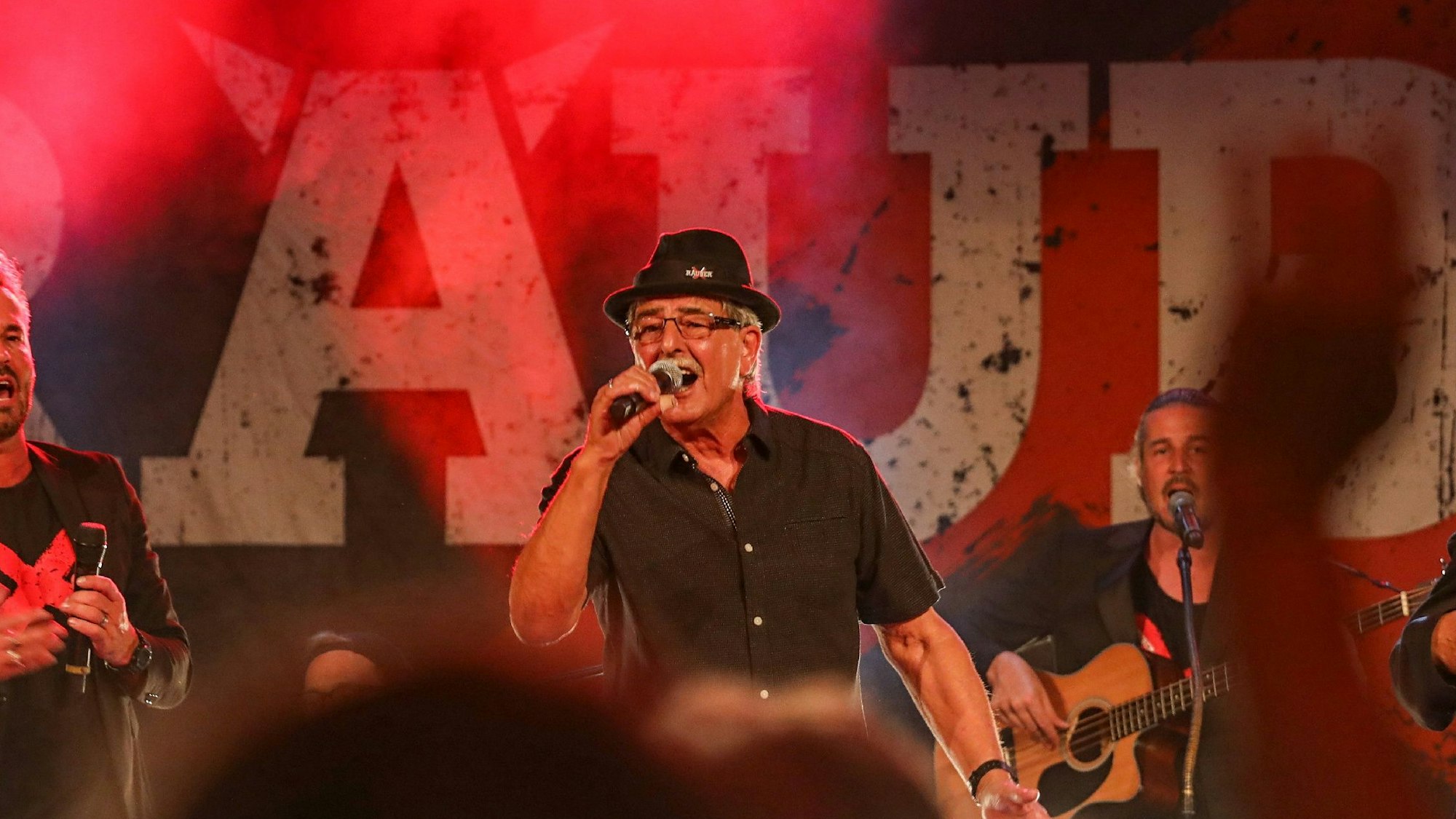 Karl Heinz Brandt erscheint am Samstag auf dem Konzert der Räuber in der Kölner Volksbühne.