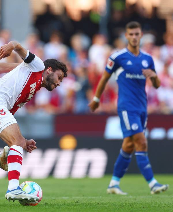 Dominick Drexler tritt Jonas Hector im Spiel von Schalke 04 beim 1. FC Köln in die Wade