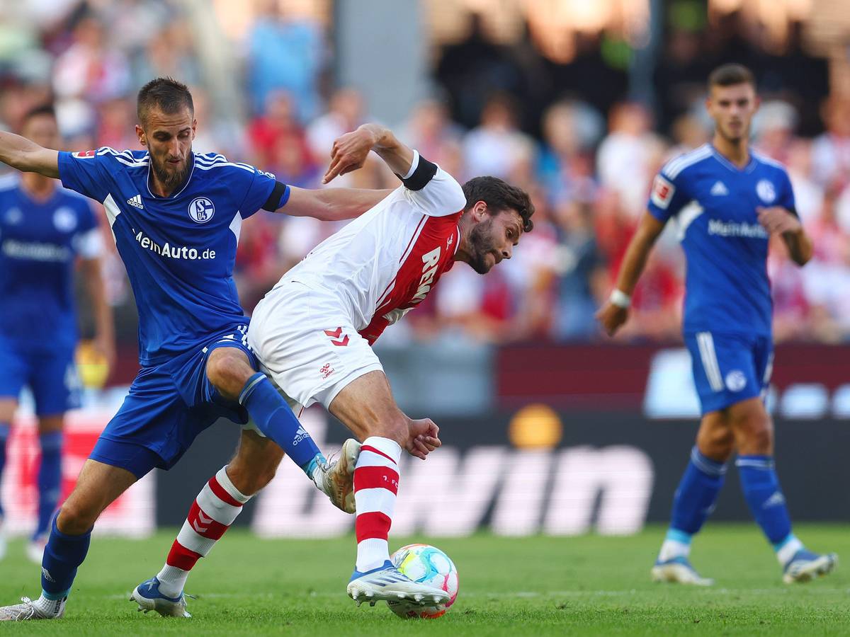 Dominick Drexler tritt Jonas Hector im Spiel von Schalke 04 beim 1. FC Köln in die Wade