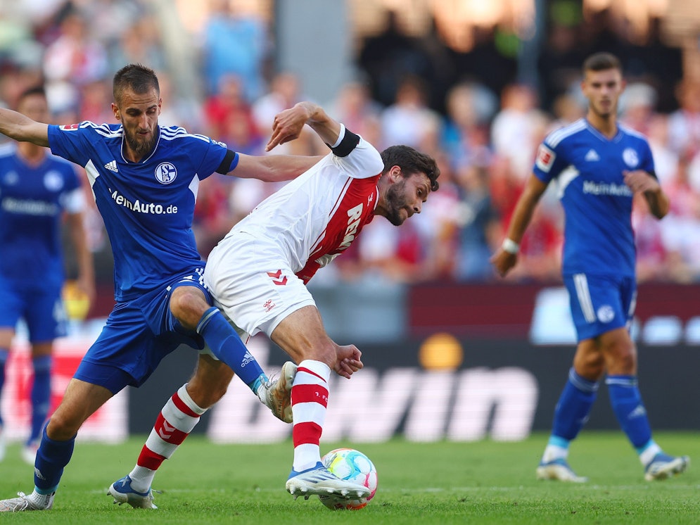 Dominick Drexler tritt Jonas Hector im Spiel von Schalke 04 beim 1. FC Köln in die Wade