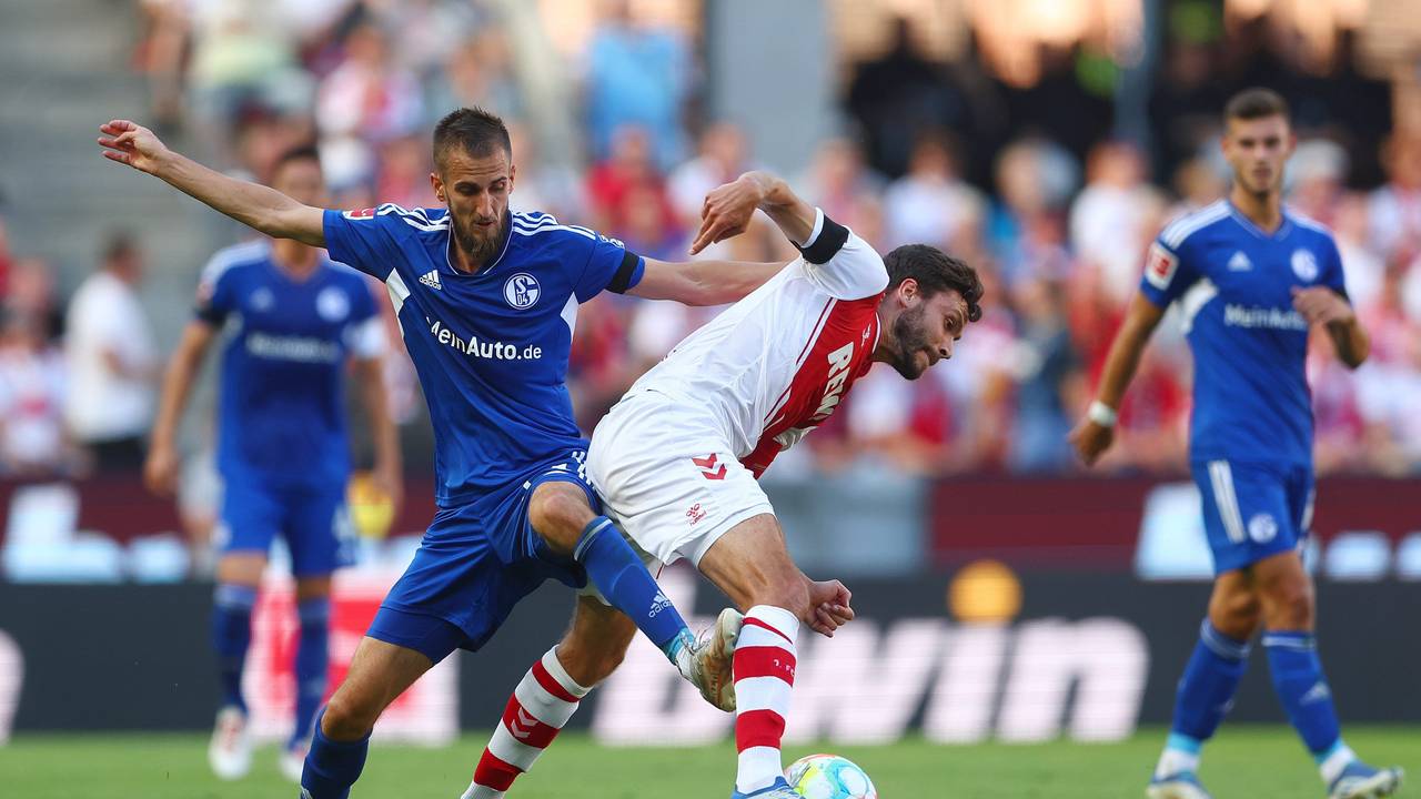 Dominick Drexler tritt Jonas Hector im Spiel von Schalke 04 beim 1. FC Köln in die Wade