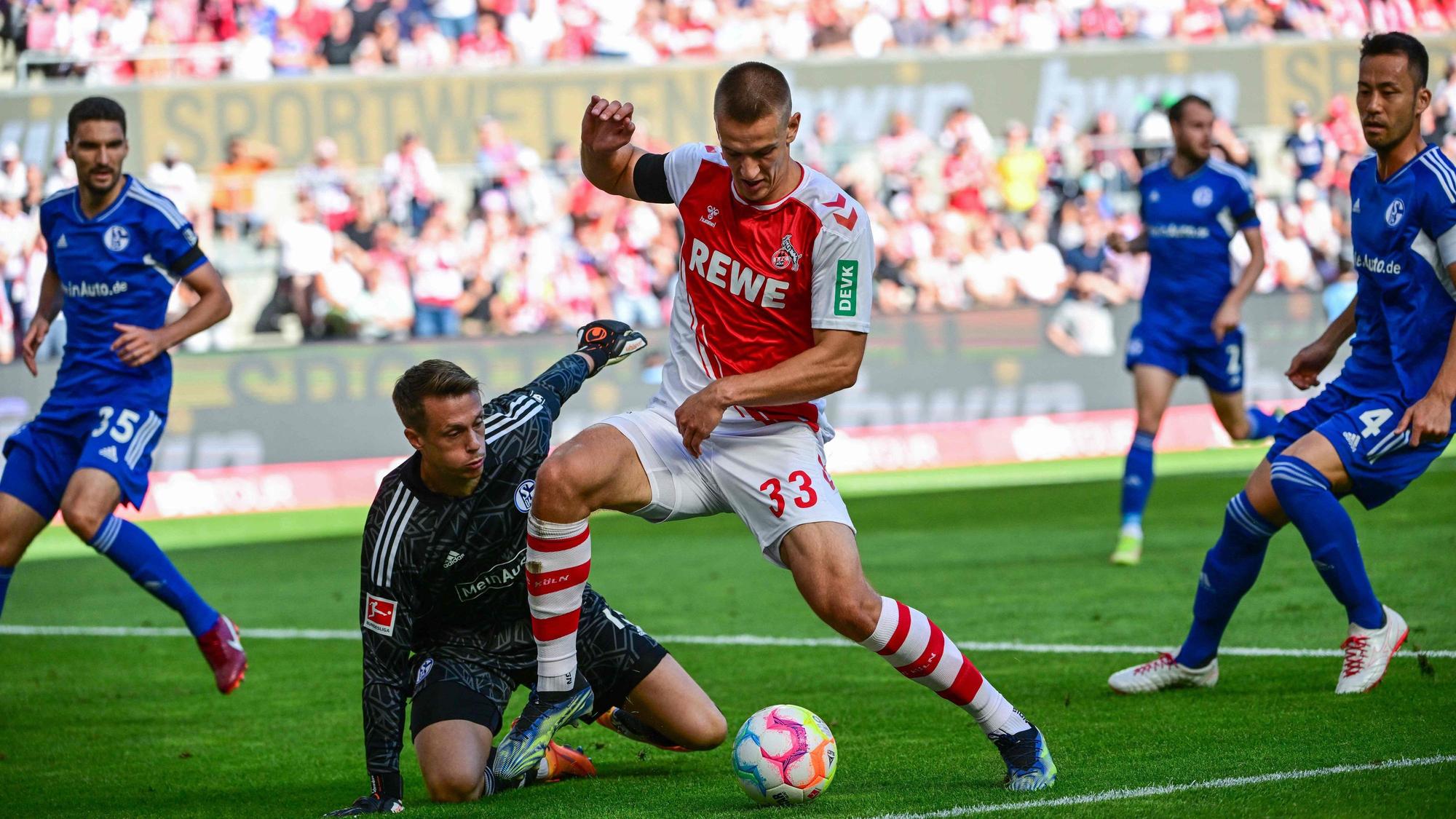 Kölns Florian Dietz im Duell mit Schalke-Keeper Alexander Schwolow.