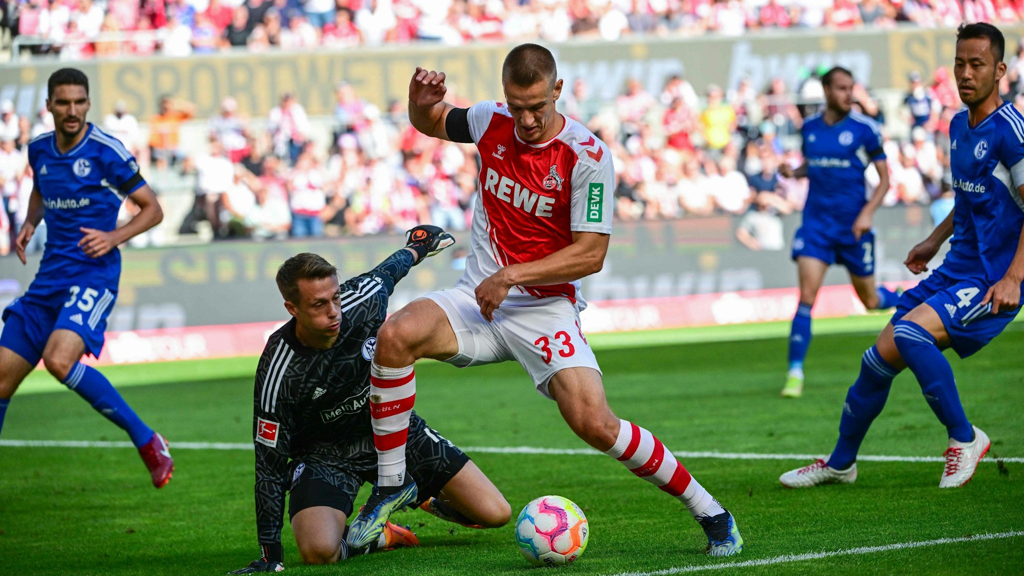 Kölns Florian Dietz im Duell mit Schalke-Keeper Alexander Schwolow.