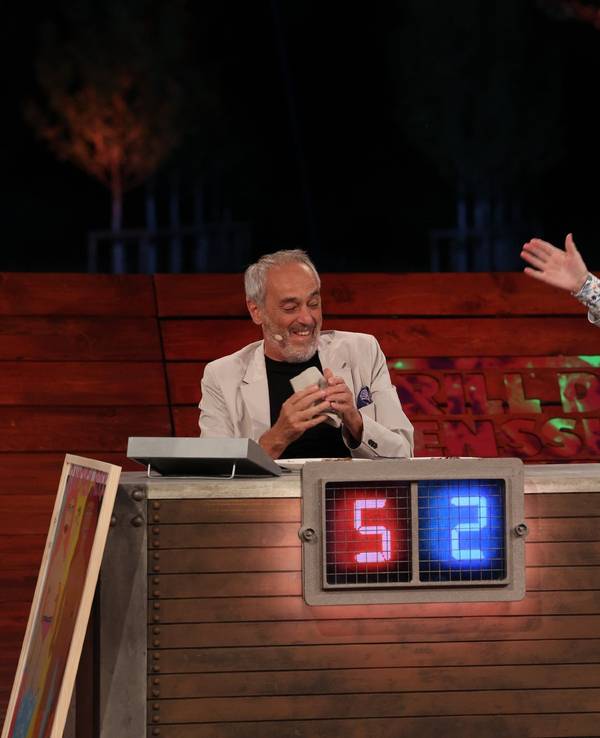 Reiner Calmund deutet wild gestikulierend in Richtung von Christian Rach.