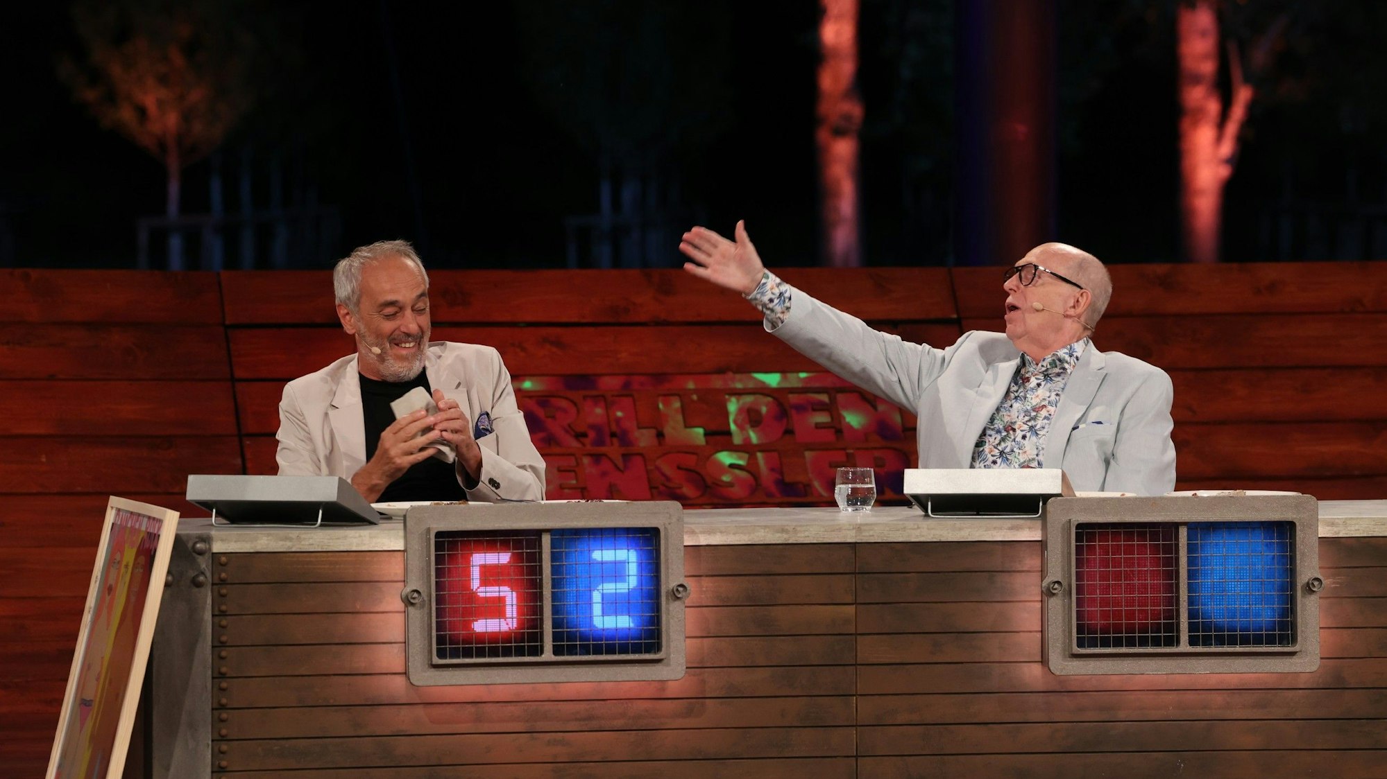 Reiner Calmund deutet wild gestikulierend in Richtung von Christian Rach.