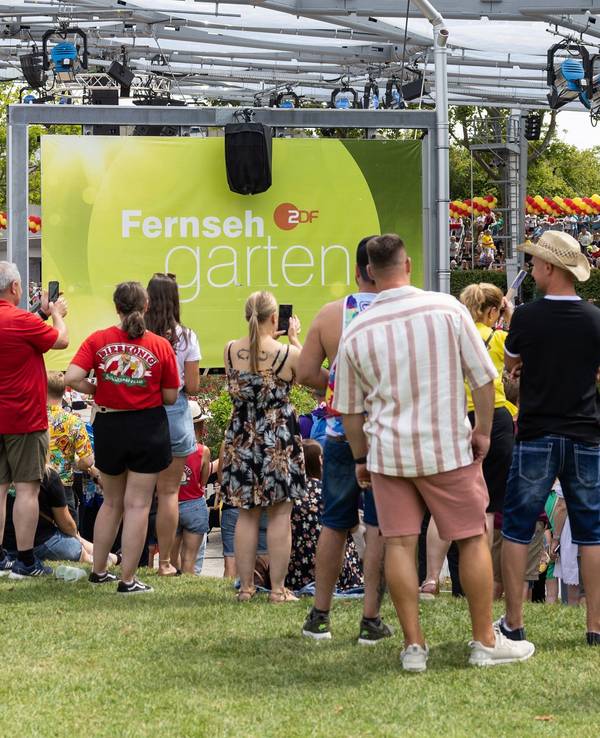Zuschauer verfolgen das Programm im ZDF-„Fernsehgarten“.