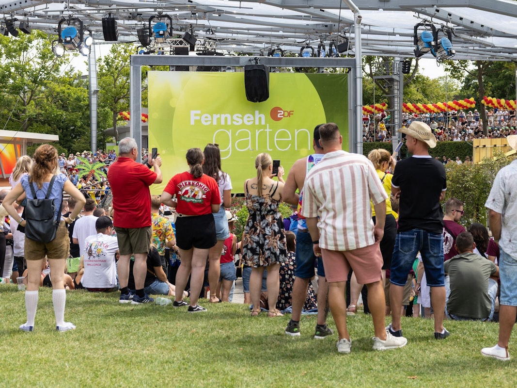 Zuschauer verfolgen das Programm im ZDF-„Fernsehgarten“.