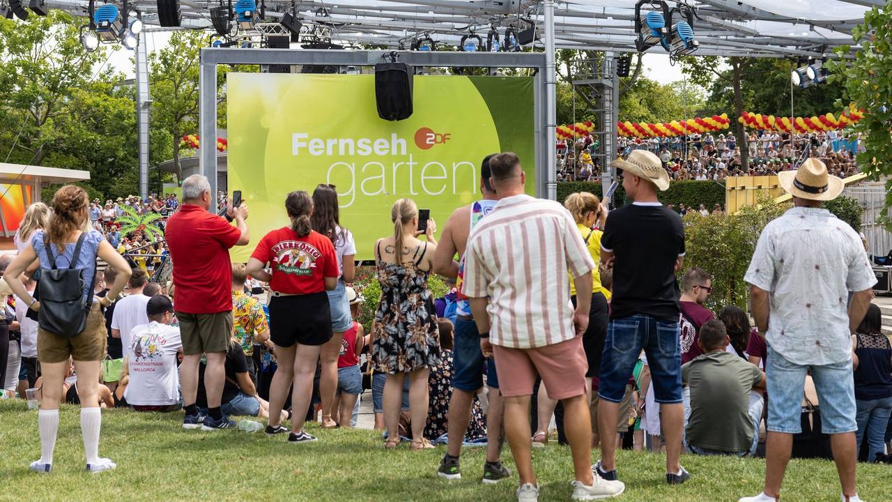 Zuschauer verfolgen das Programm im ZDF-„Fernsehgarten“.