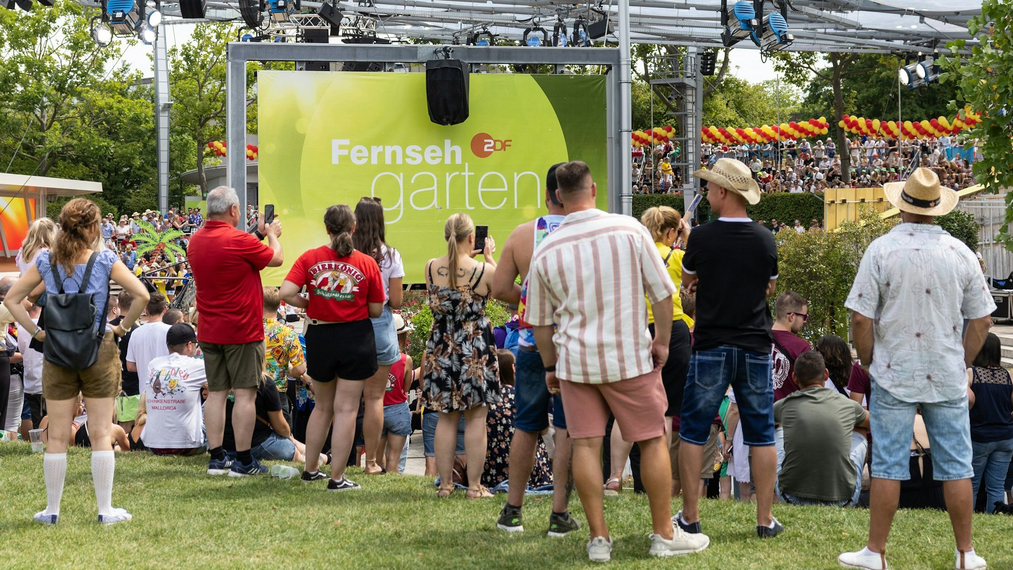 Zuschauer verfolgen das Programm im ZDF-„Fernsehgarten“.