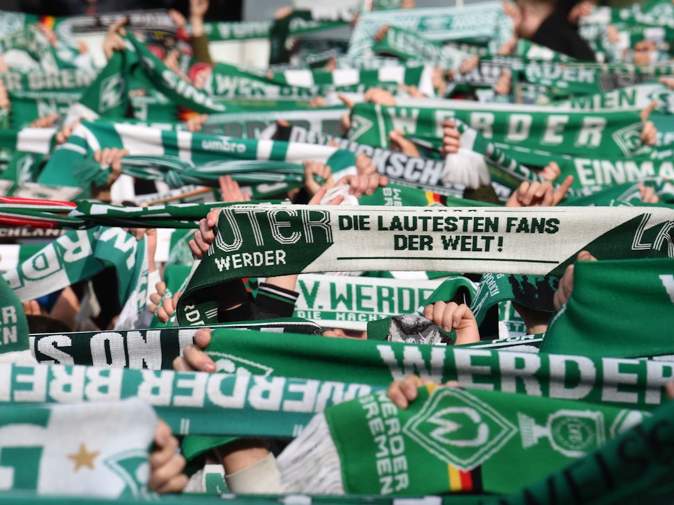 Werder-Fans zeigen bei der Hymne im Weserstadion am 29. April 2022 gegen Jahn Regensburg ihre Schals.