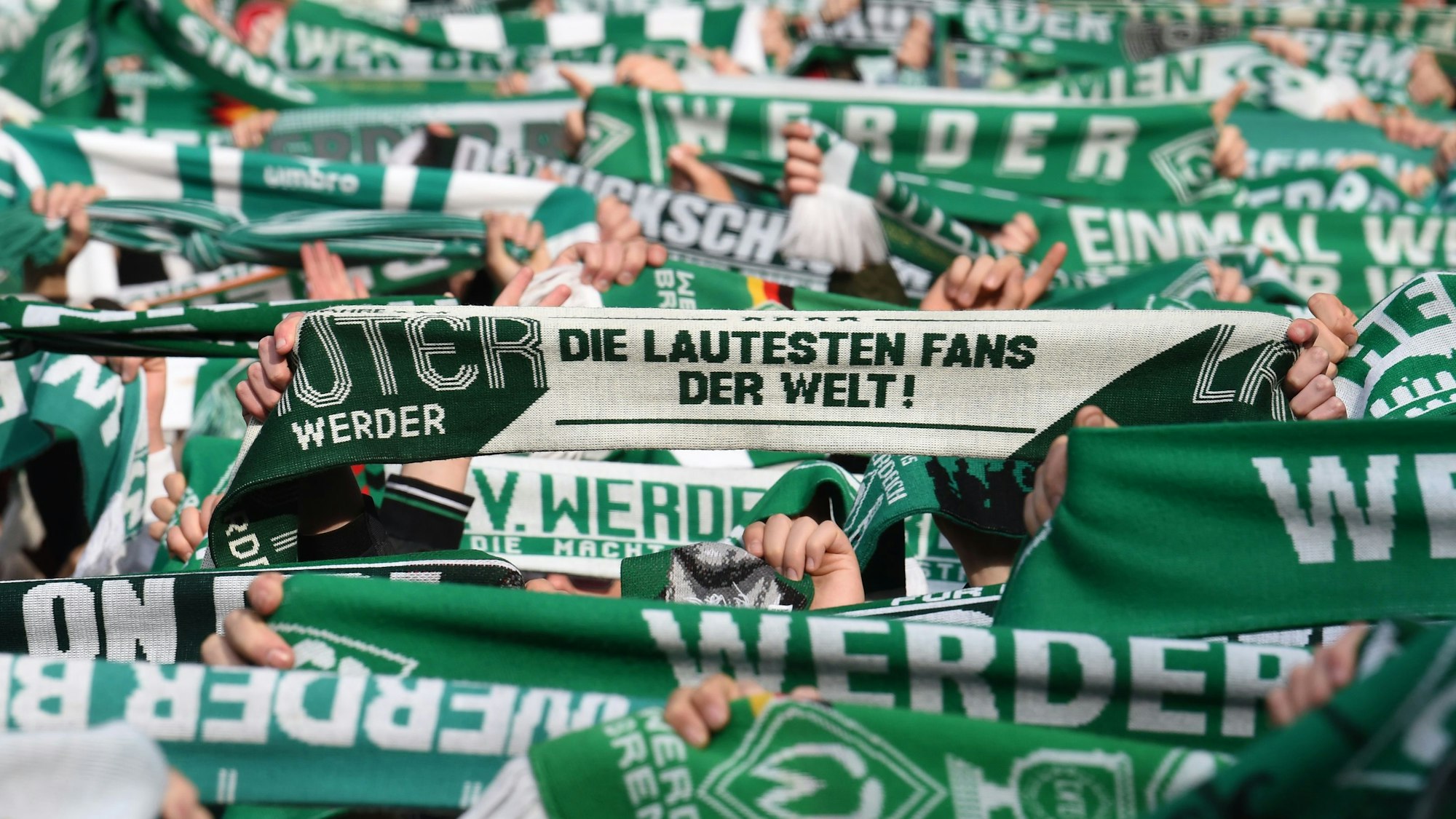 Werder-Fans zeigen bei der Hymne im Weserstadion am 29. April 2022 gegen Jahn Regensburg ihre Schals.