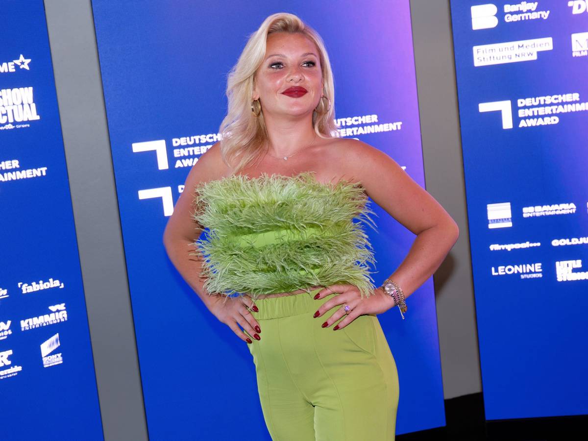 Reality-TV Darstellerin Evelyn Burdecki kommt zur Verleihung des ersten Deutschen Entertainment Awards (DEA).