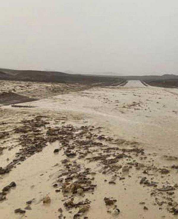 Auf diesem vom National Park Service zur Verfügung gestellten Foto ist der Highway 190 aufgrund von Sturzfluten im Death Valley National Park gesperrt.