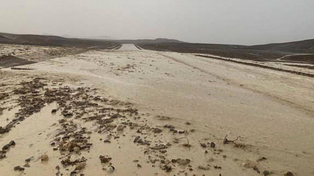Auf diesem vom National Park Service zur Verfügung gestellten Foto ist der Highway 190 aufgrund von Sturzfluten im Death Valley National Park gesperrt.