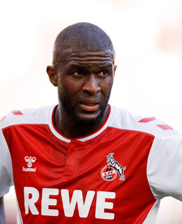 Anthony Modeste steht bei einem Spiel des 1. FC Köln auf dem Rasen.