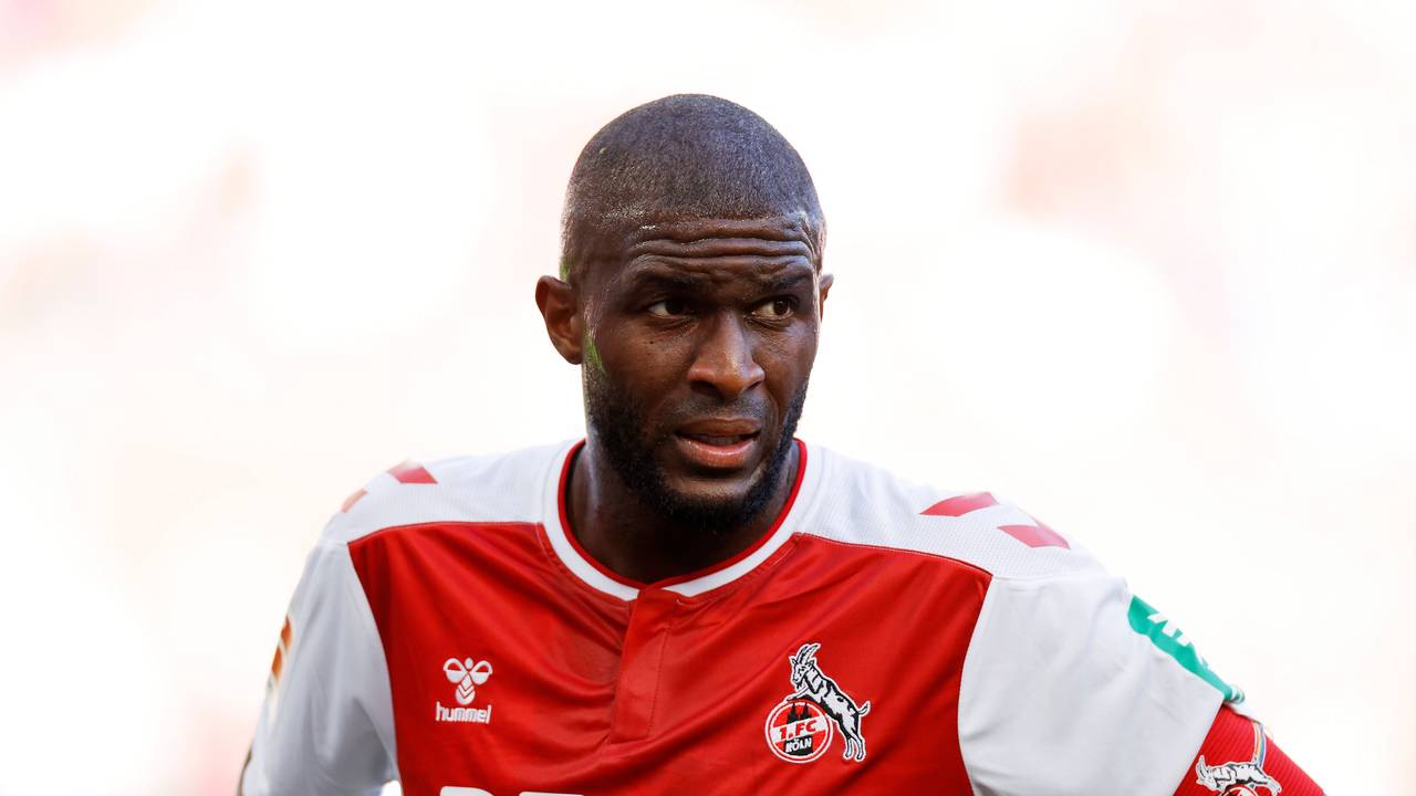 Anthony Modeste steht bei einem Spiel des 1. FC Köln auf dem Rasen.