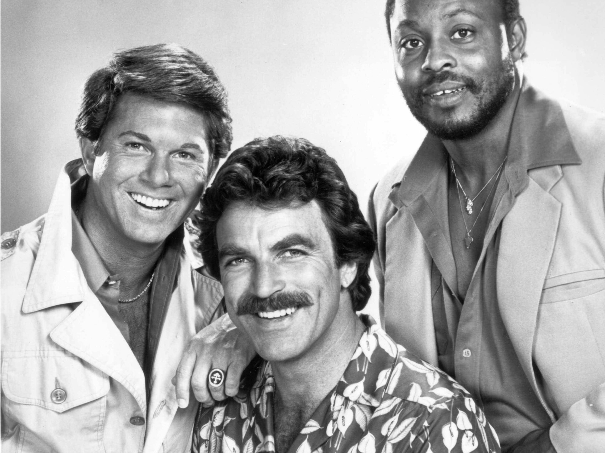 Der junge Tom Selleck wurde an der Seite von Larry Manetti (links) und Roger E. Mosley (rechts) in „Magnum“ berühmt.