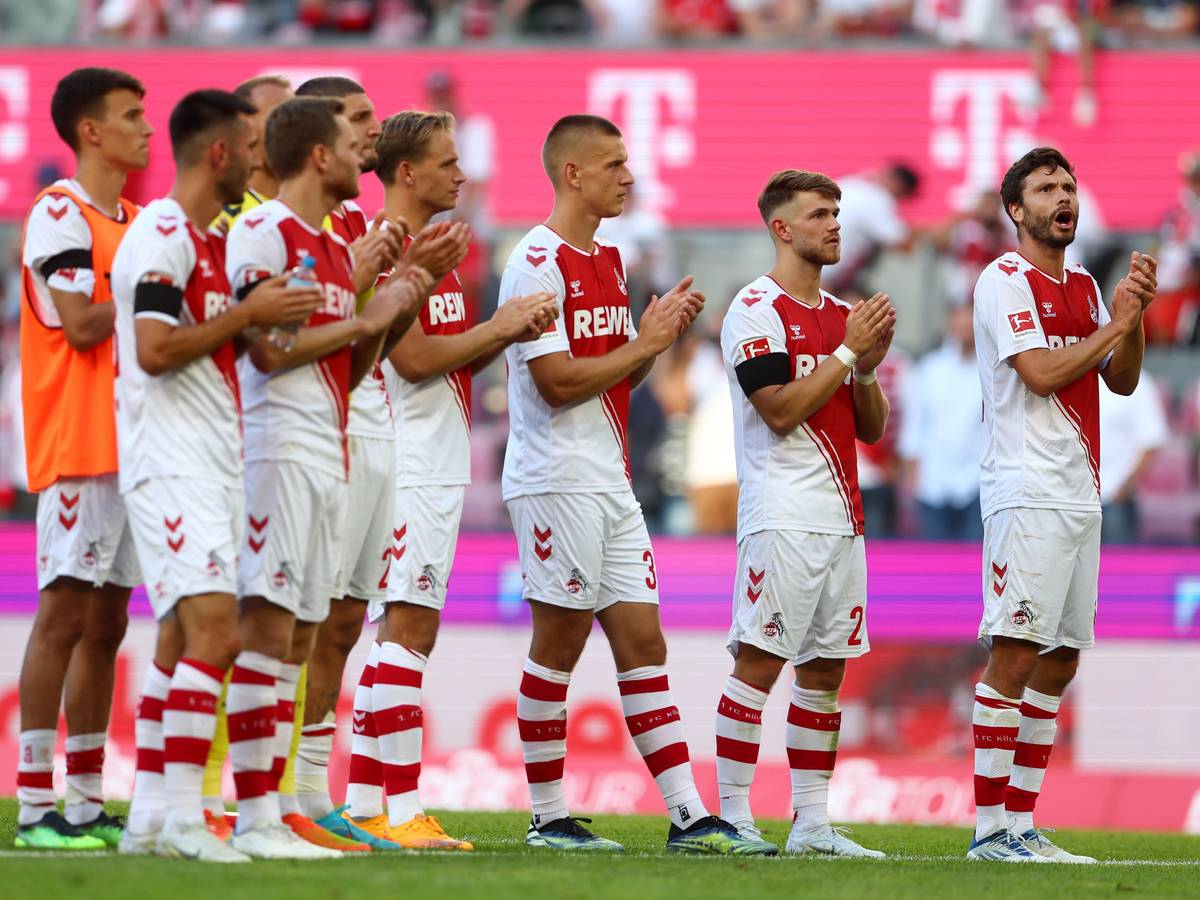 Die FC-Profis bedanken sich nach dem Auftakt-Sieg gegen Schalke 04 bei den Fans.