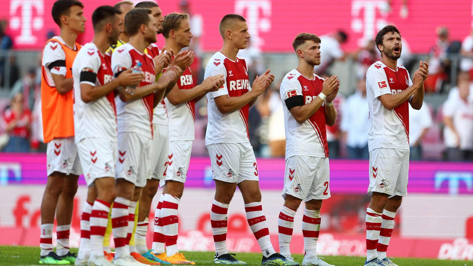 Die FC-Profis bedanken sich nach dem Auftakt-Sieg gegen Schalke 04 bei den Fans.