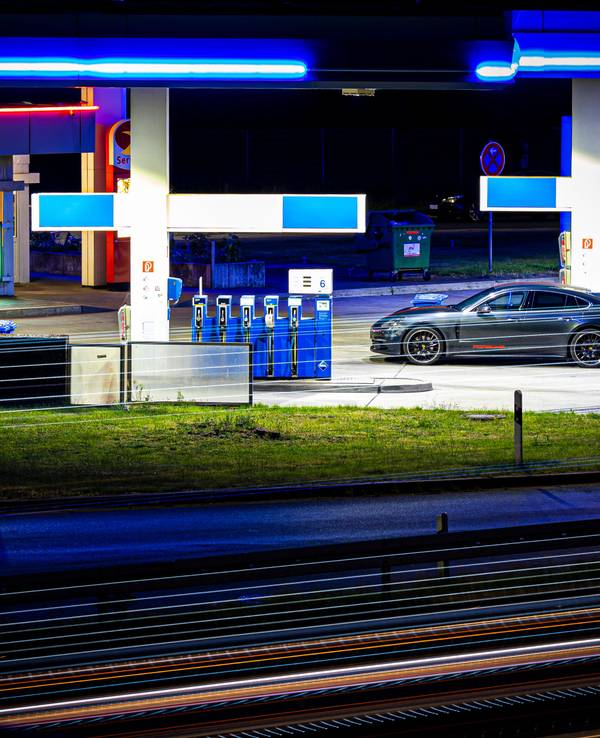 Zapfsäulen stehen am frühen Morgen an einer Tankstelle auf dem Rasthof Lehrter See Nord an der Autobahn 2 (A2) in der Region Hannover.