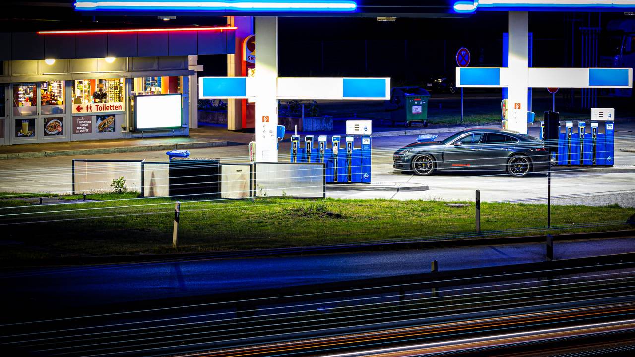 Zapfsäulen stehen am frühen Morgen an einer Tankstelle auf dem Rasthof Lehrter See Nord an der Autobahn 2 (A2) in der Region Hannover.