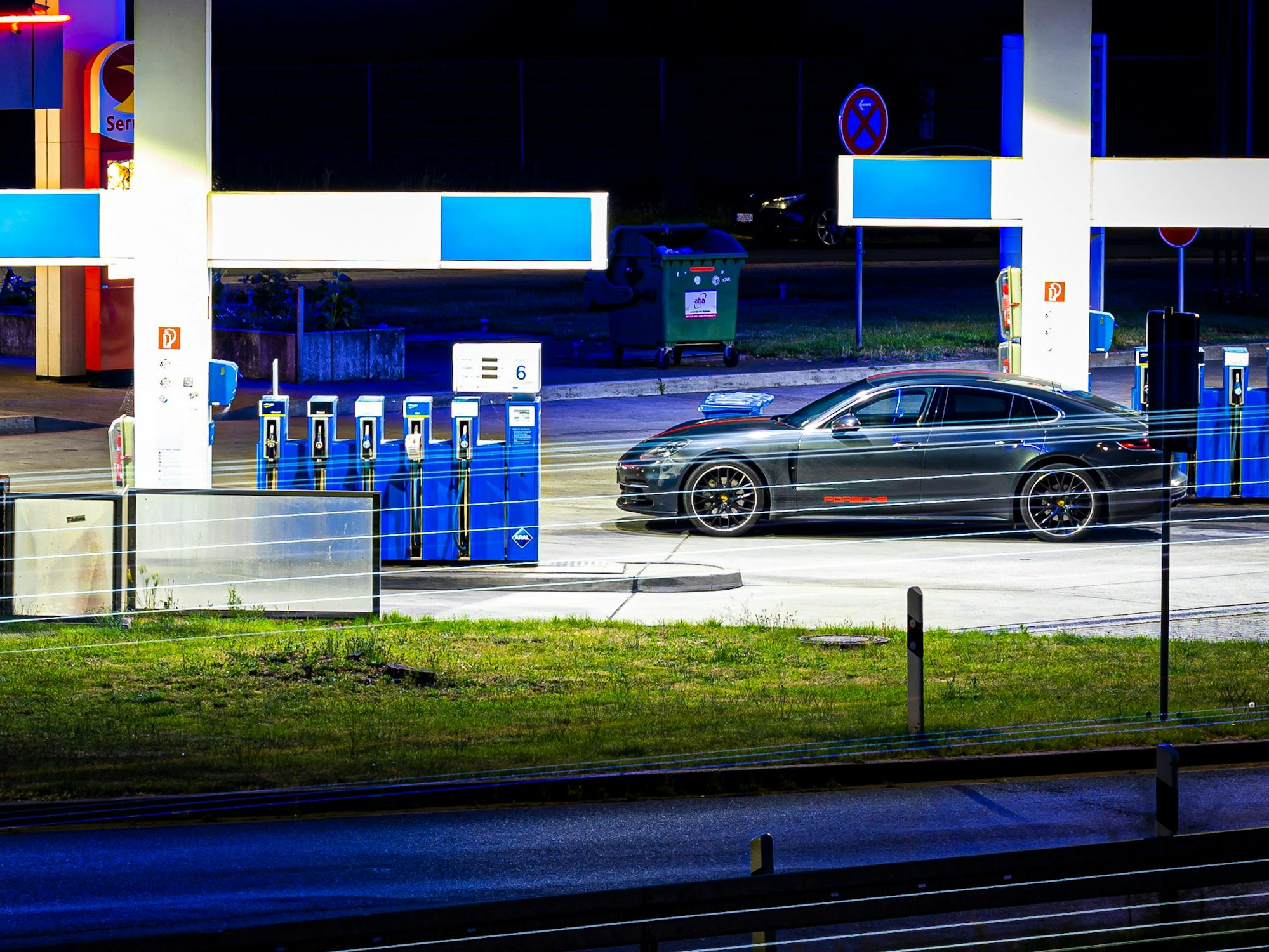 Zapfsäulen stehen am frühen Morgen an einer Tankstelle auf dem Rasthof Lehrter See Nord an der Autobahn 2 (A2) in der Region Hannover.