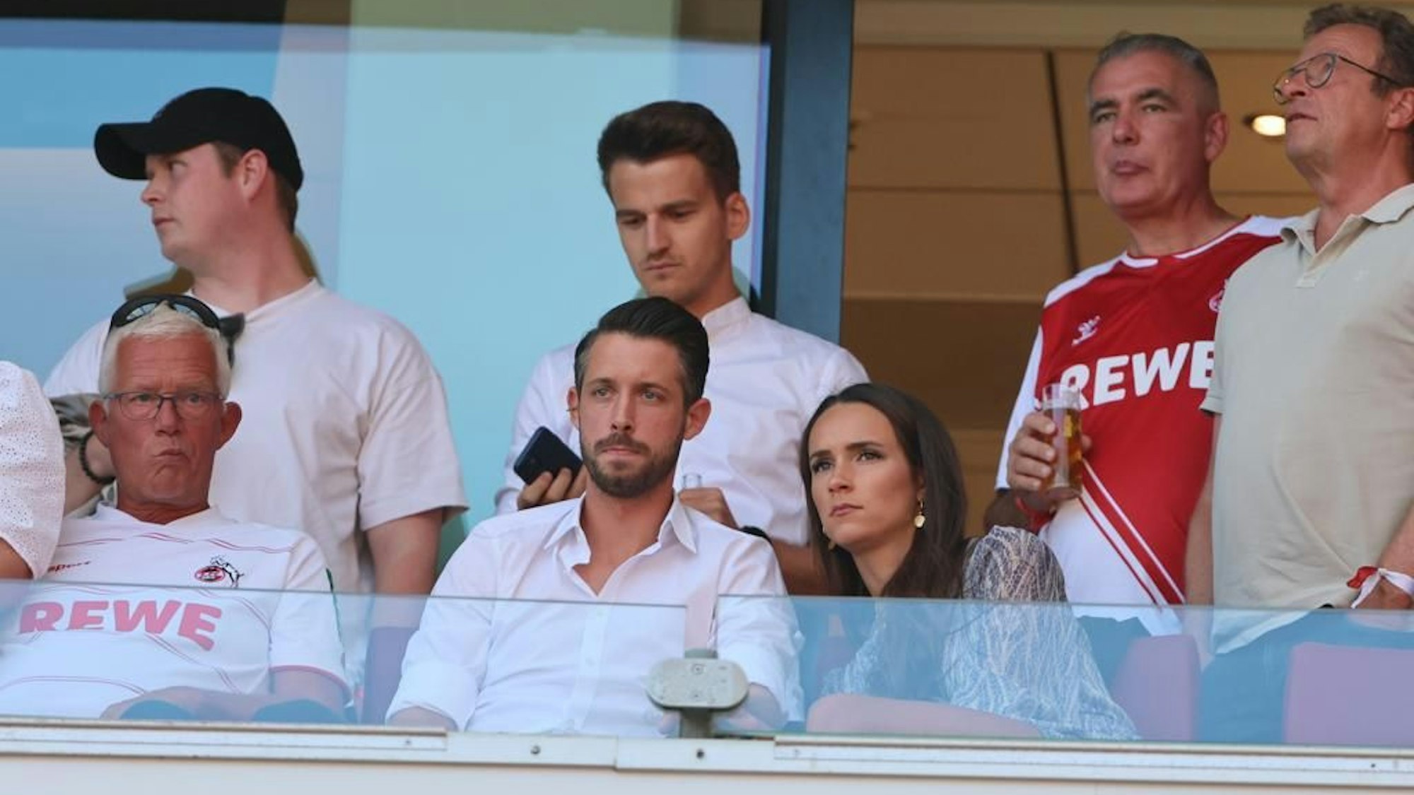 Mark Uth verfolgt das FC-Spiel gegen Schalke gemeinsam mit Freundin Franziska von der Tribüne aus.