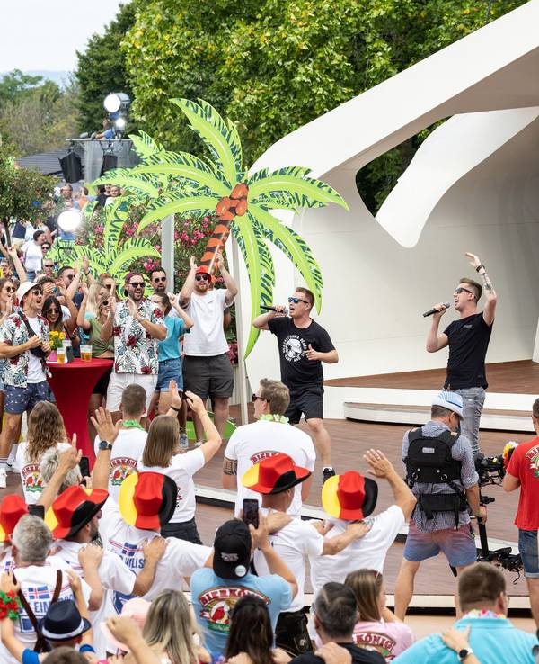 Das Publikum feiert den Auftritt des Schlager-Duos DJ Robin & Schürze mit dem umstrittenen Song „Layla“ im ZDF-„Fernsehgarten“.