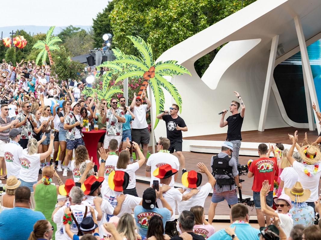 Das Publikum feiert den Auftritt des Schlager-Duos DJ Robin & Schürze mit dem umstrittenen Song „Layla“ im ZDF-„Fernsehgarten“.