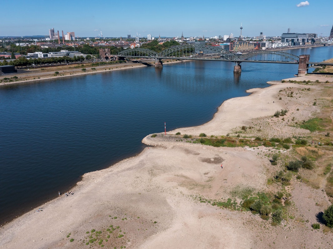 Die Sand- und Kiesbänke am Poller Rheinufer sind zurzeit ungewöhnlich breit. Spaziergänger haben hier eine Granate aus dem Ersten Weltkrieg gefunden.
