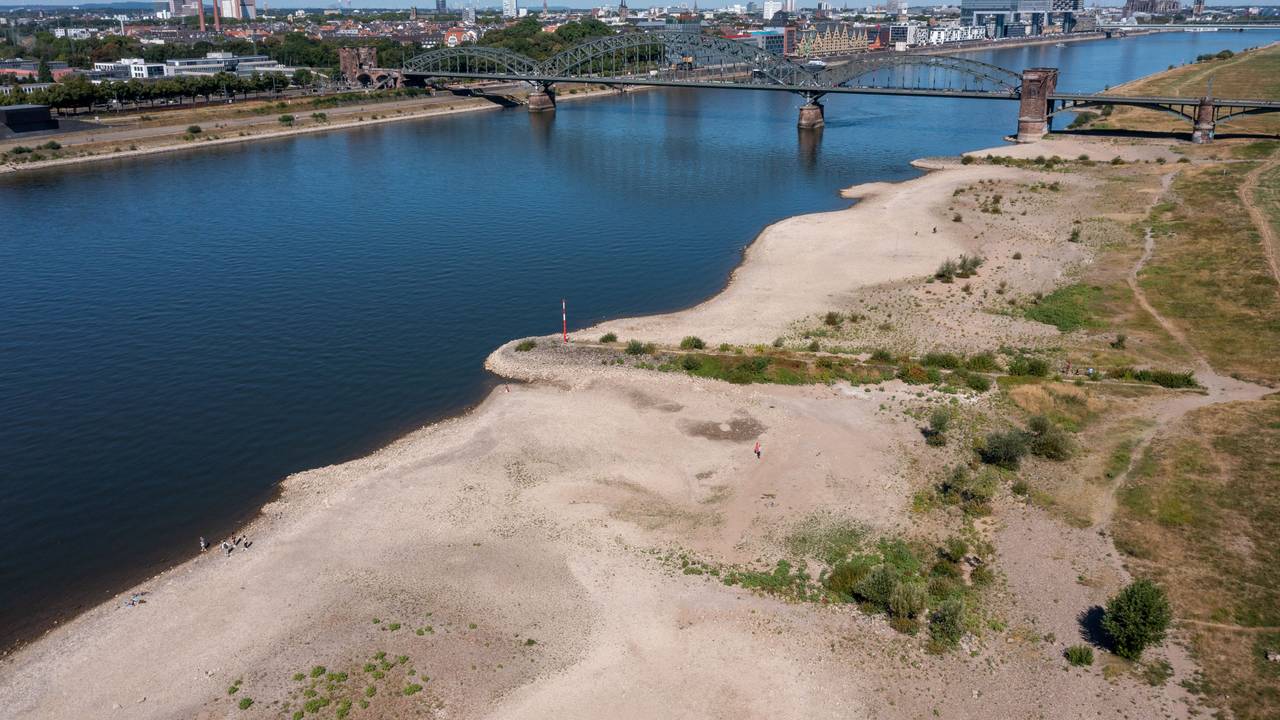 Die Sand- und Kiesbänke am Poller Rheinufer sind zurzeit ungewöhnlich breit. Spaziergänger haben hier eine Granate aus dem Ersten Weltkrieg gefunden.