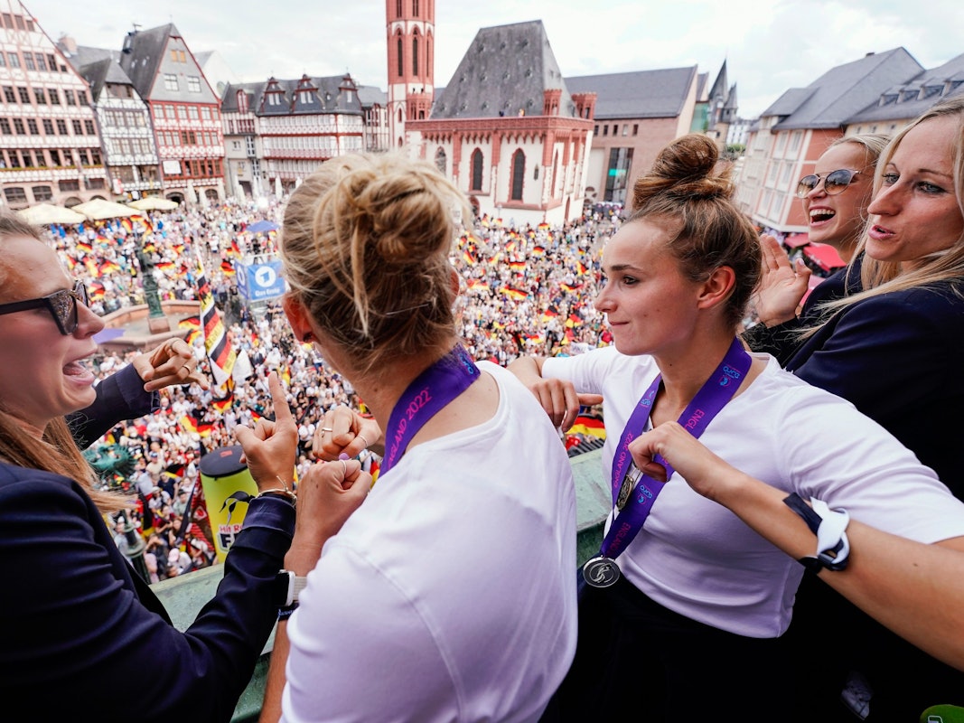 Die DFB-Spielerinnen Klara Bühl (l-r), Laura Freigang, Lina Magull, Kathrin Hendrich und Gulia Gwinn lassen sich auf dem Balkon des Römer von den Fans feiern.