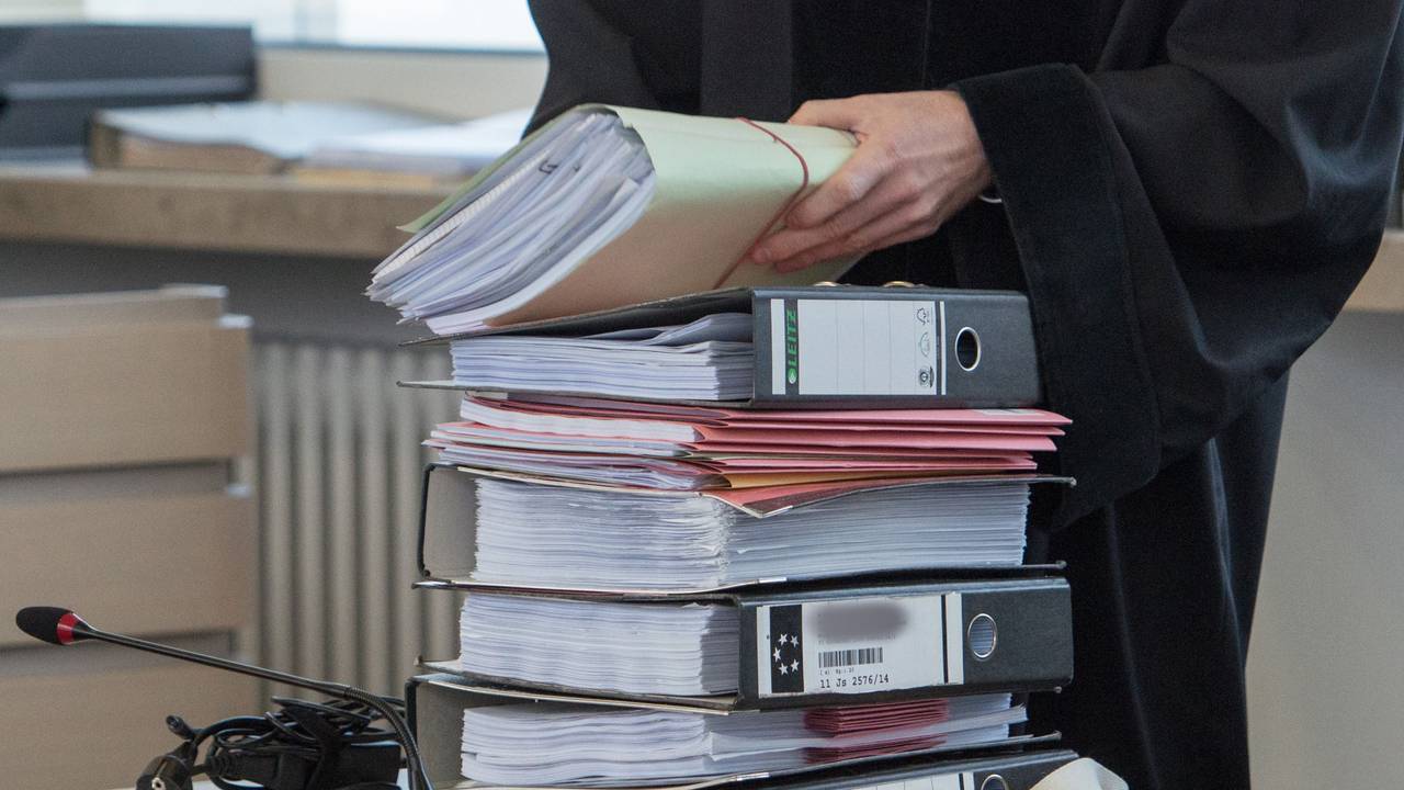 Symbolfoto vom 25.02.2015 - in NRW werden Prozesse immer länger und komplexer. Dabei fehlt es an Richtern, Staatsanwälten und Verwaltungsmitarbeitenden.