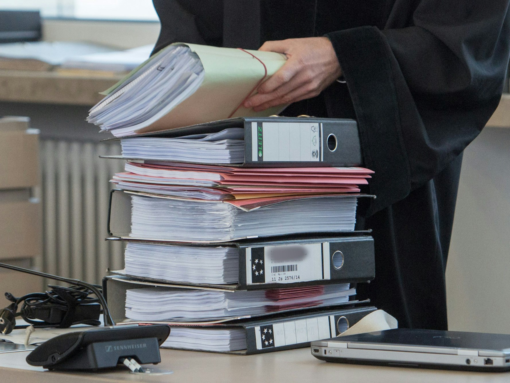 Symbolfoto vom 25.02.2015 - in NRW werden Prozesse immer länger und komplexer. Dabei fehlt es an Richtern, Staatsanwälten und Verwaltungsmitarbeitenden.